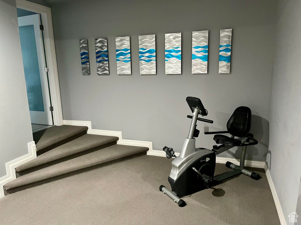 Exercise room with carpet flooring