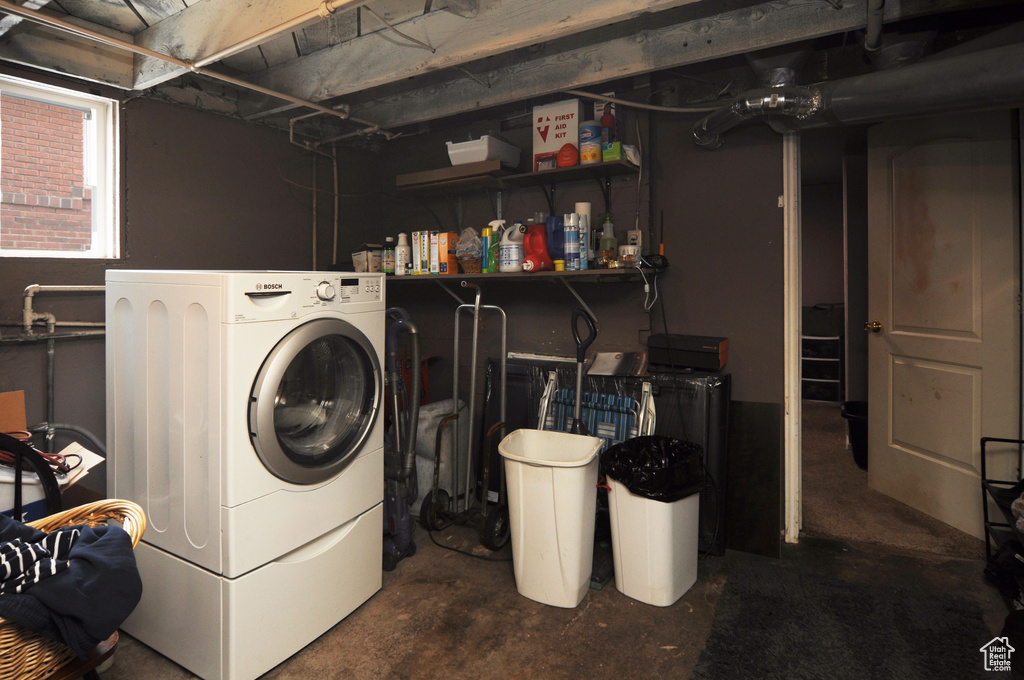 Laundry area with washer / dryer