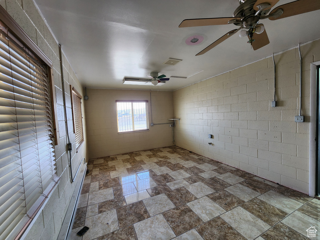 Tiled empty room with ceiling fan