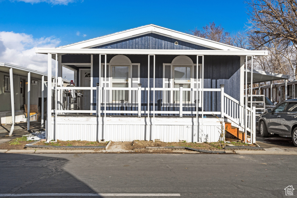 Manufactured / mobile home featuring covered porch