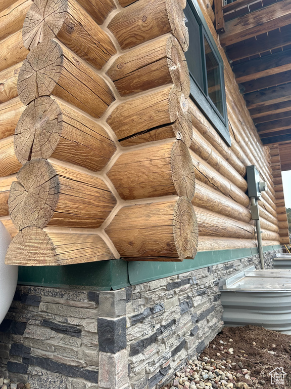 Details featuring log walls
