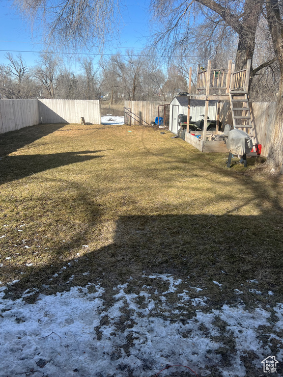 View of yard featuring a storage shed