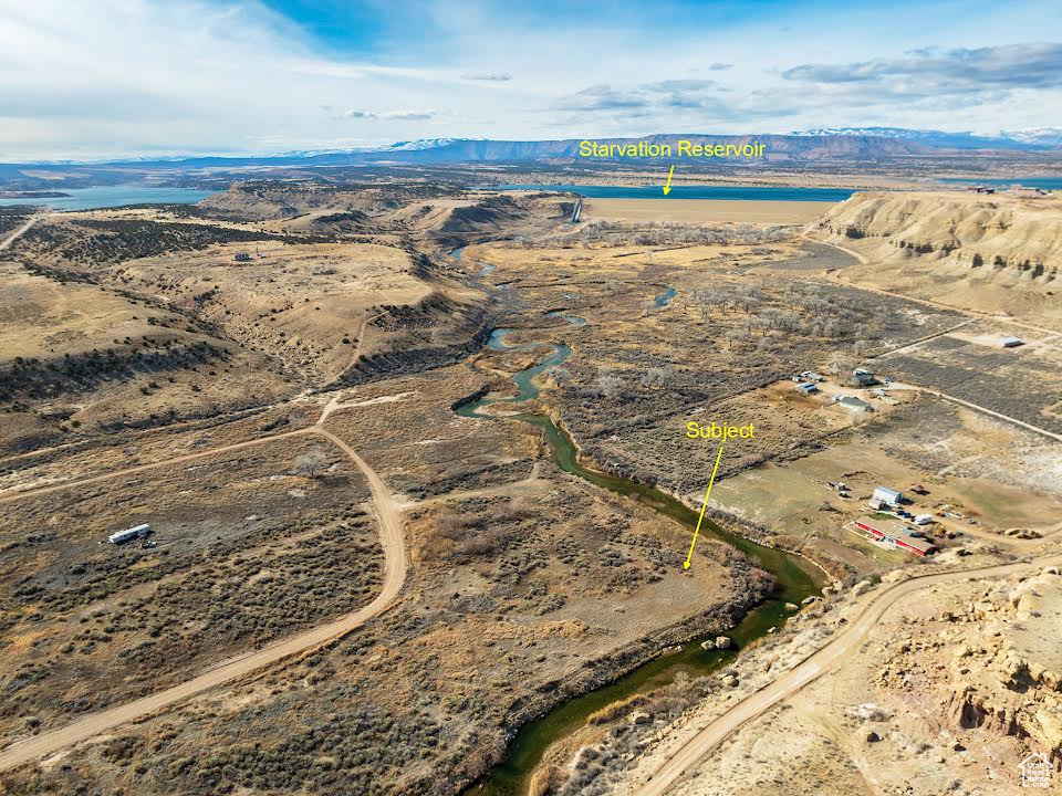 Aerial view with a mountain view