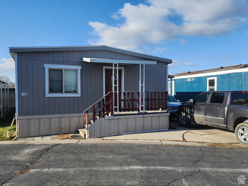 Manufactured / mobile home with covered porch