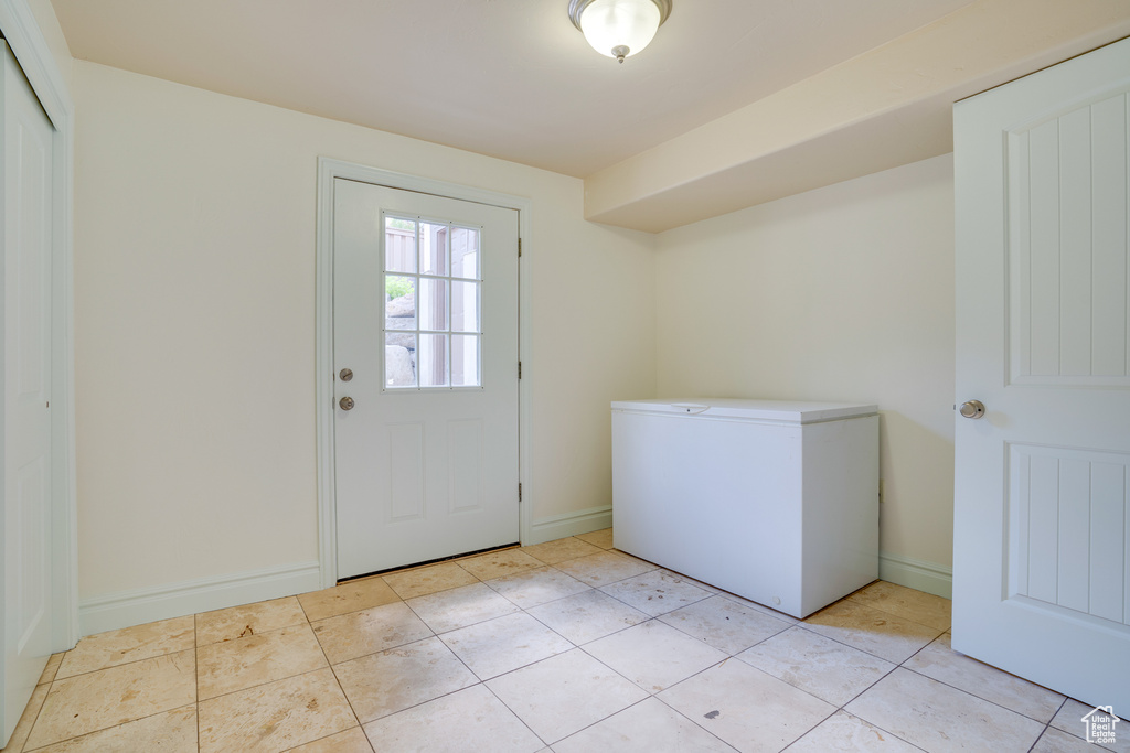 Laundry room featuring light tile flooring