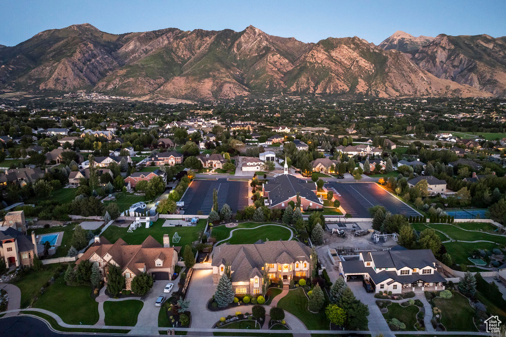 Aerial view with a mountain view