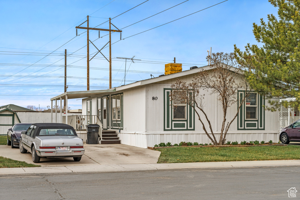 Manufactured / mobile home with a front lawn