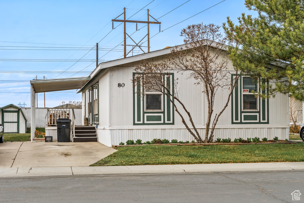 Manufactured / mobile home featuring a front lawn