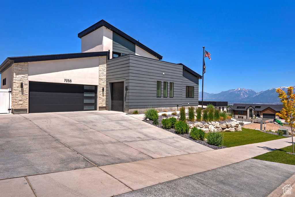Contemporary house with a mountain view