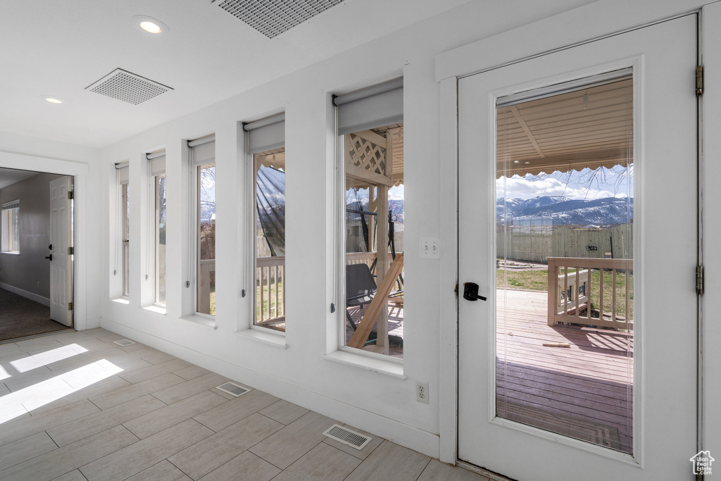 Entryway featuring a mountain view
