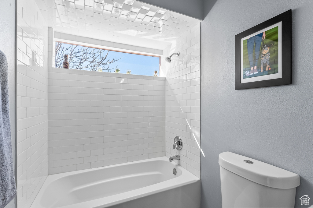 Bathroom featuring toilet and tiled shower / bath