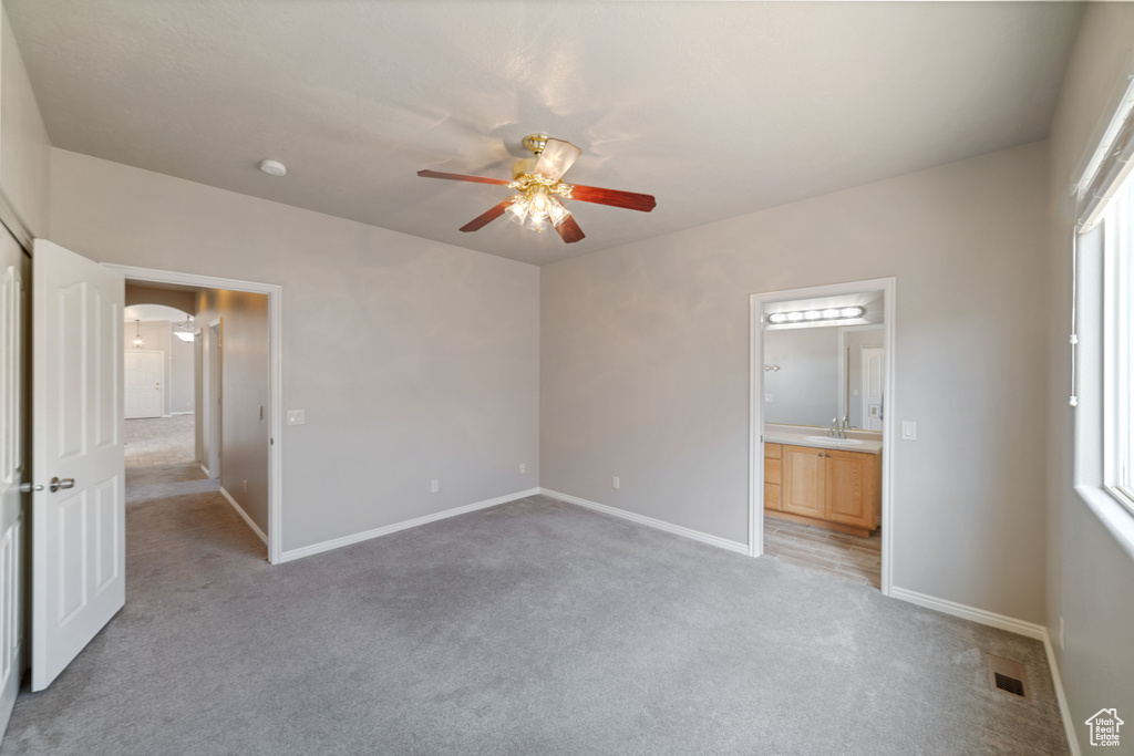 Carpeted empty room with sink and ceiling fan