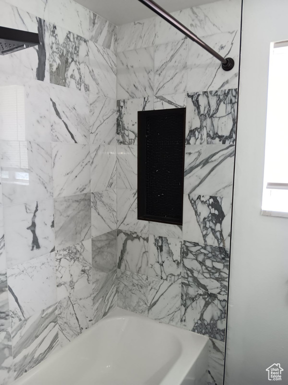 Bathroom featuring tiled shower / bath combo