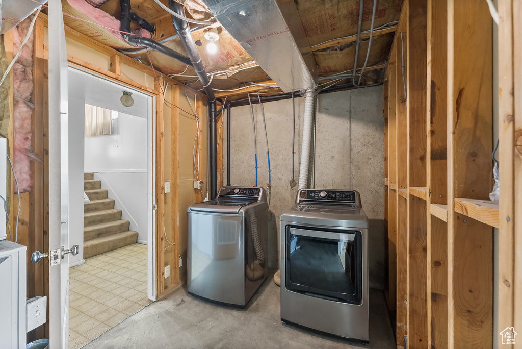 Basement with washer and clothes dryer