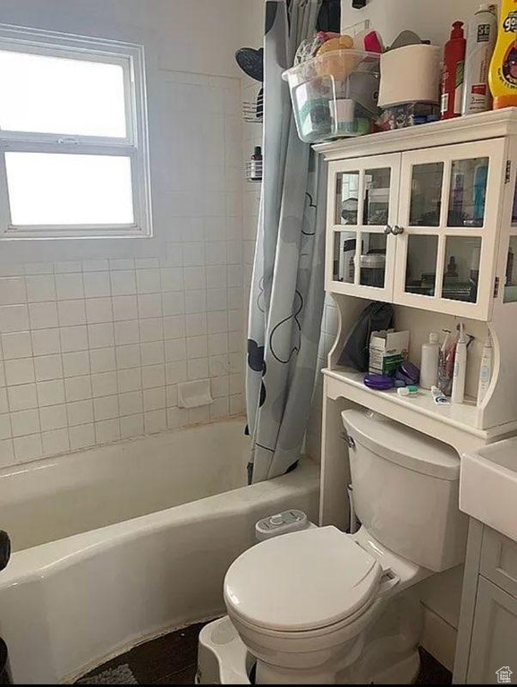 Full bathroom featuring vanity, toilet, and shower / tub combo