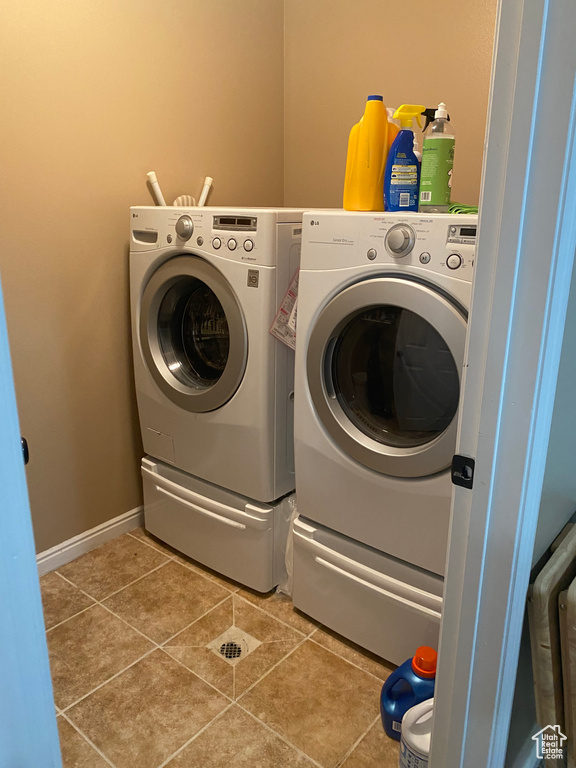 Laundry room with washing machine and dryer and tile floors
