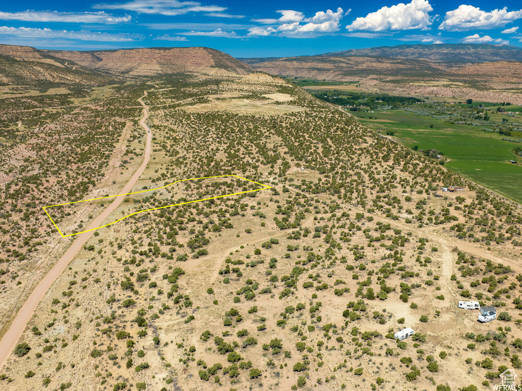 Birds eye view of property featuring a mountain view