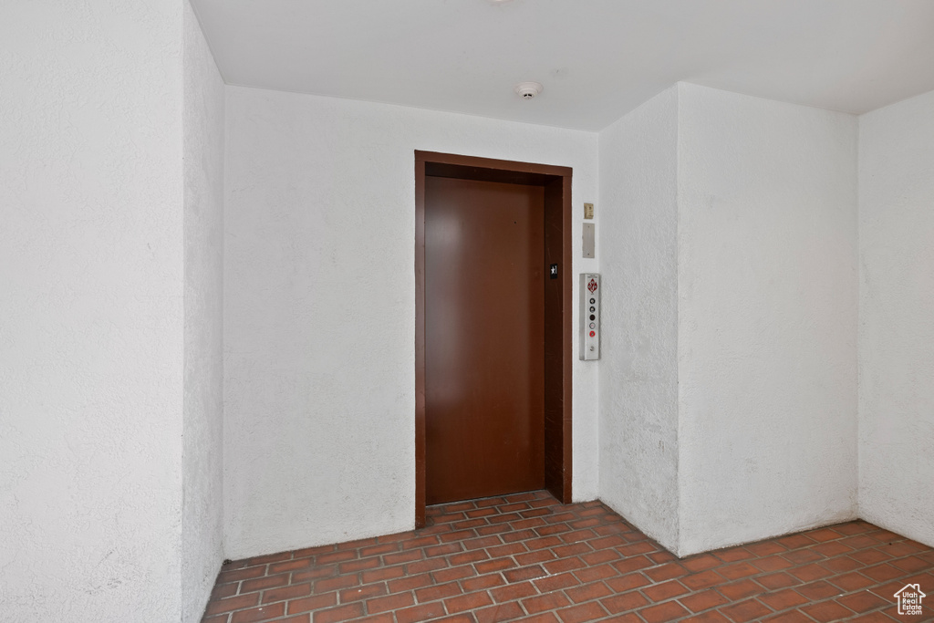 Entrance to property with elevator