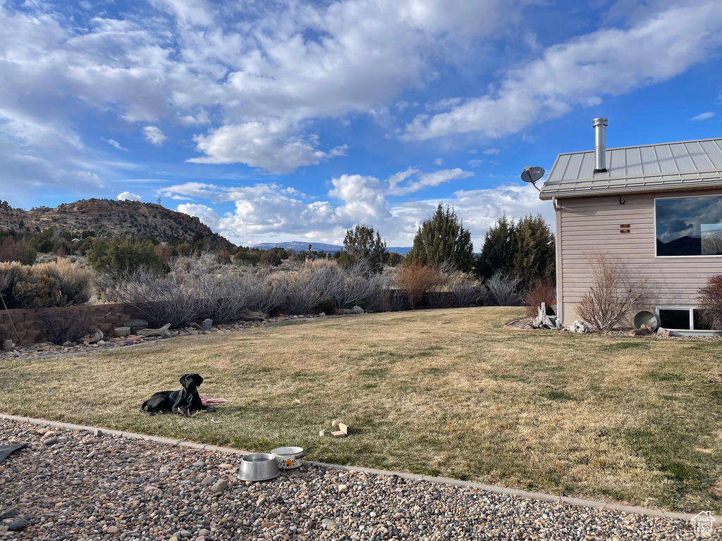 View of yard featuring a mountain view