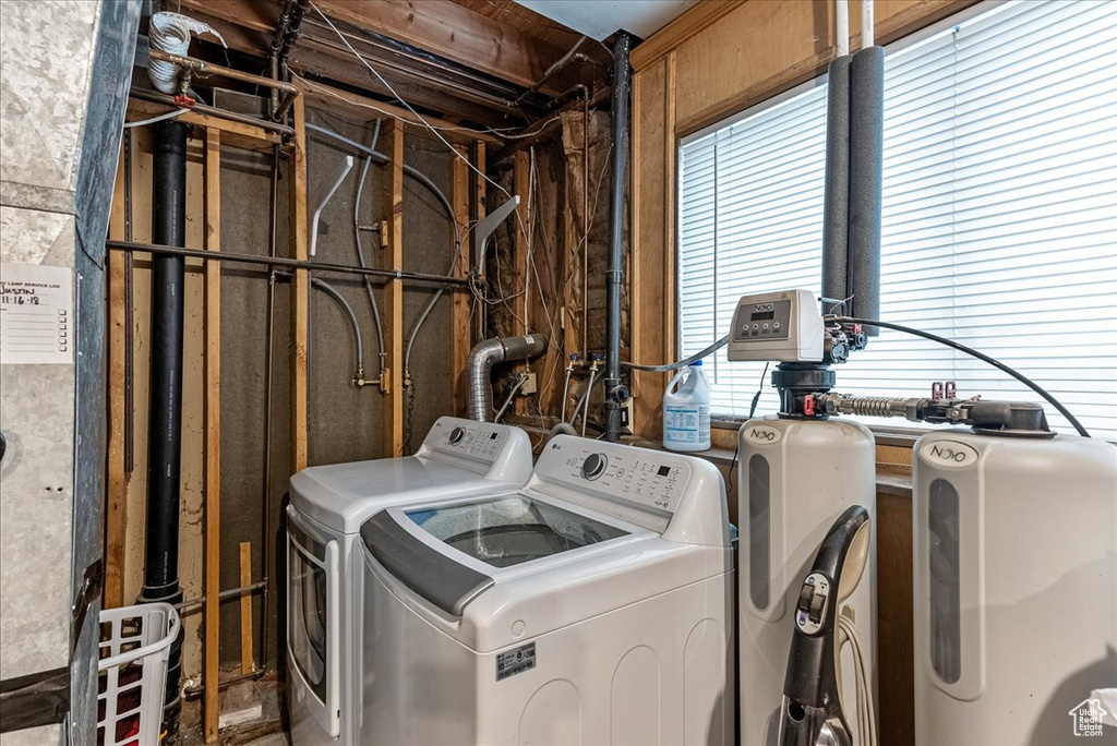 Washroom with washing machine and clothes dryer
