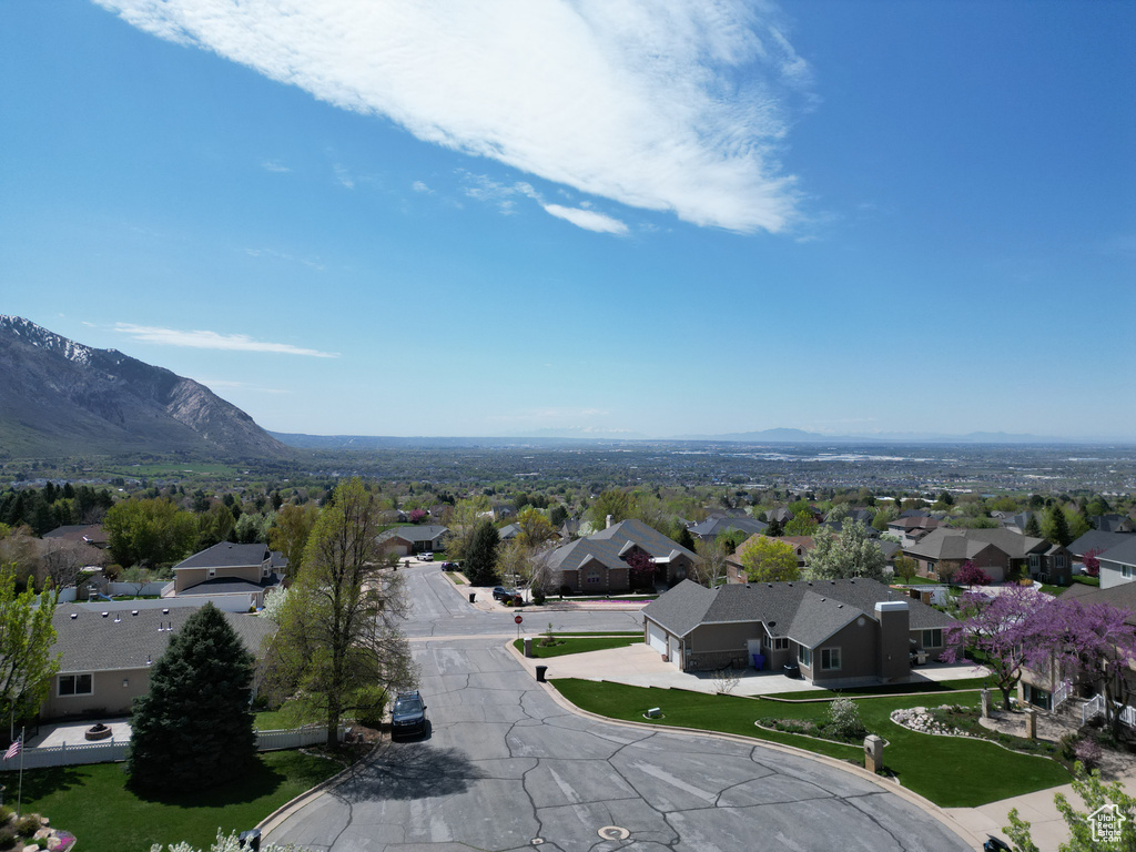 Bird\'s eye view with a mountain view