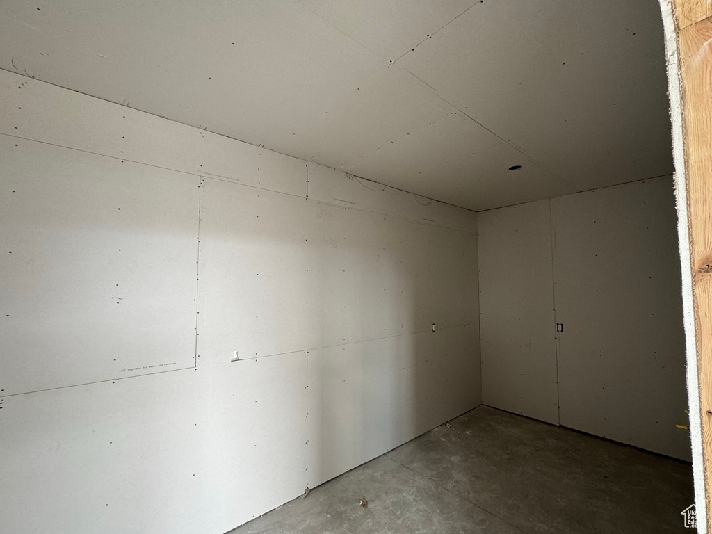 Empty room featuring concrete flooring