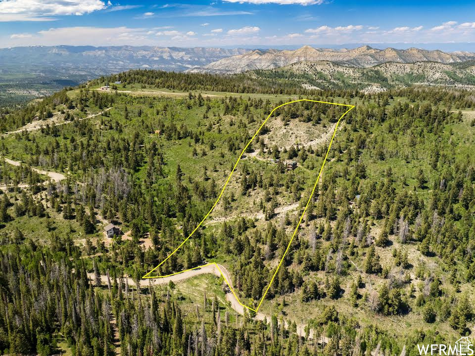 Bird\'s eye view with a mountain view