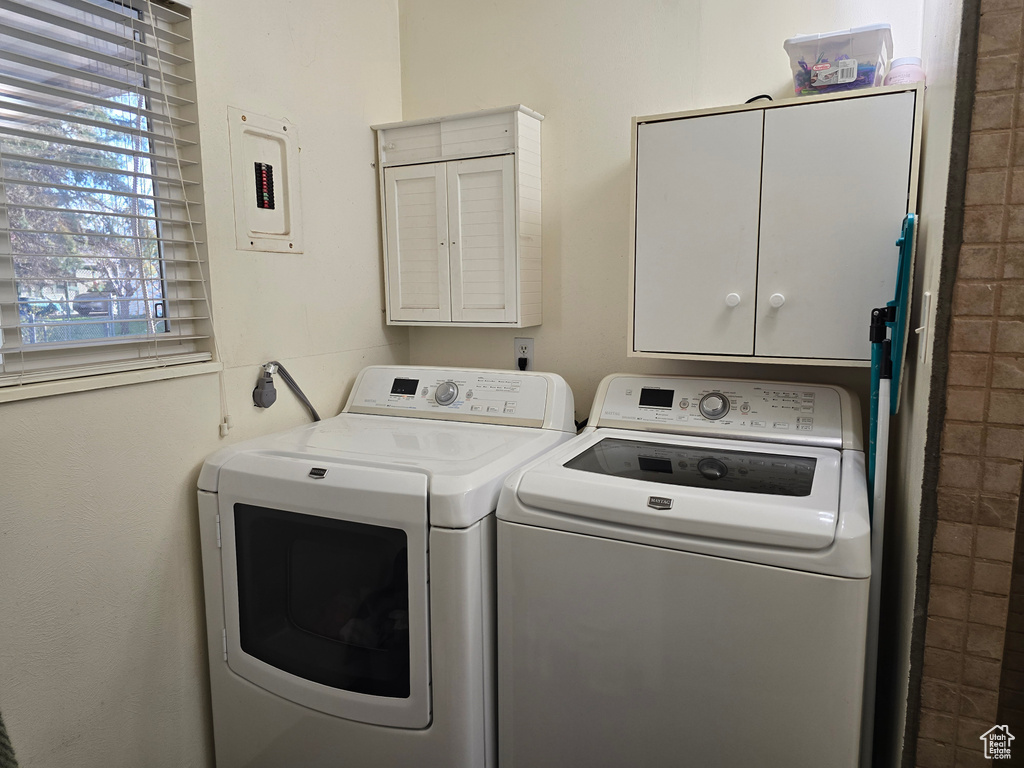 Clothes washing area with cabinets and independent washer and dryer
