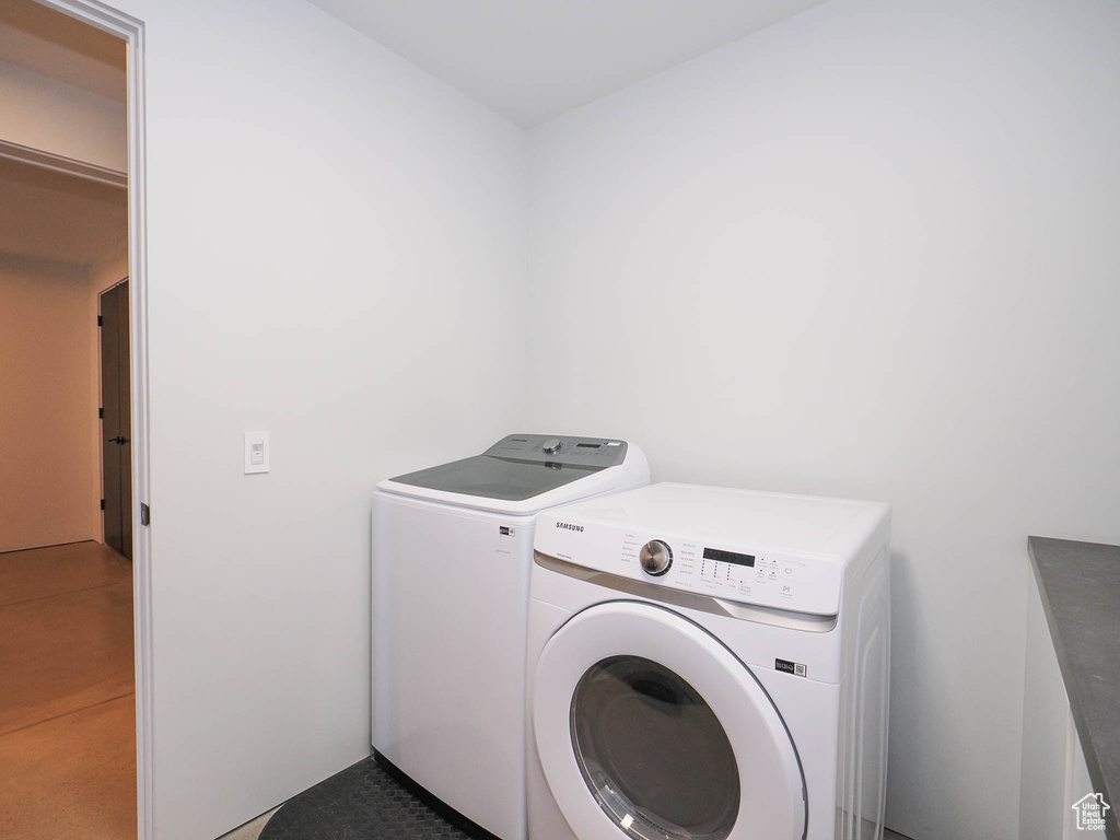 Washroom with independent washer and dryer