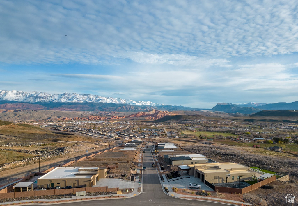 Bird\'s eye view with a mountain view