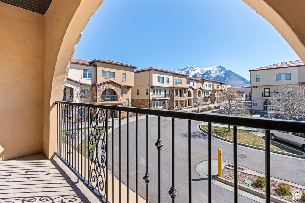 Balcony featuring a mountain view