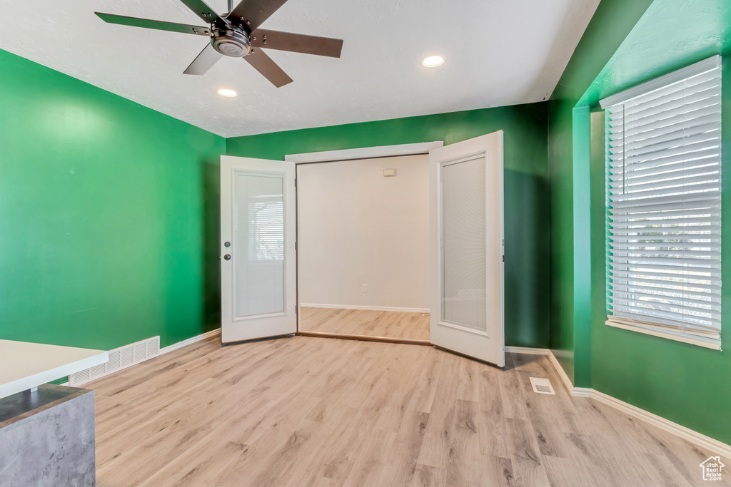 Unfurnished bedroom with light wood-type flooring, a closet, and ceiling fan