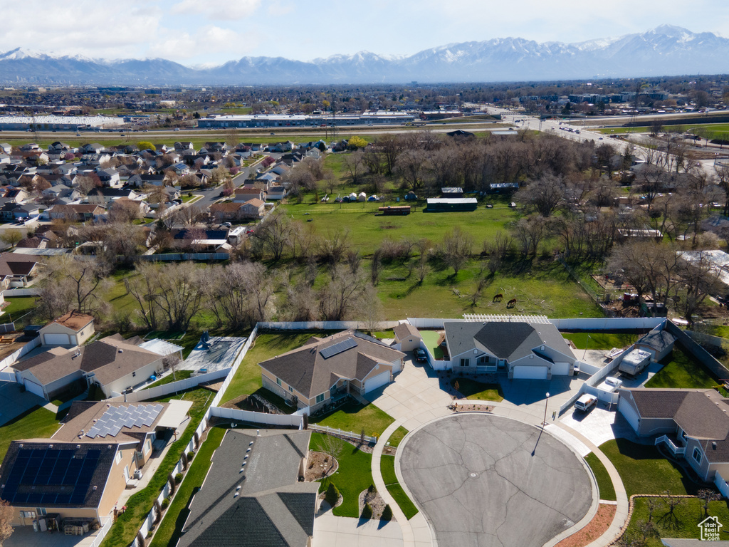 Bird\'s eye view with a mountain view