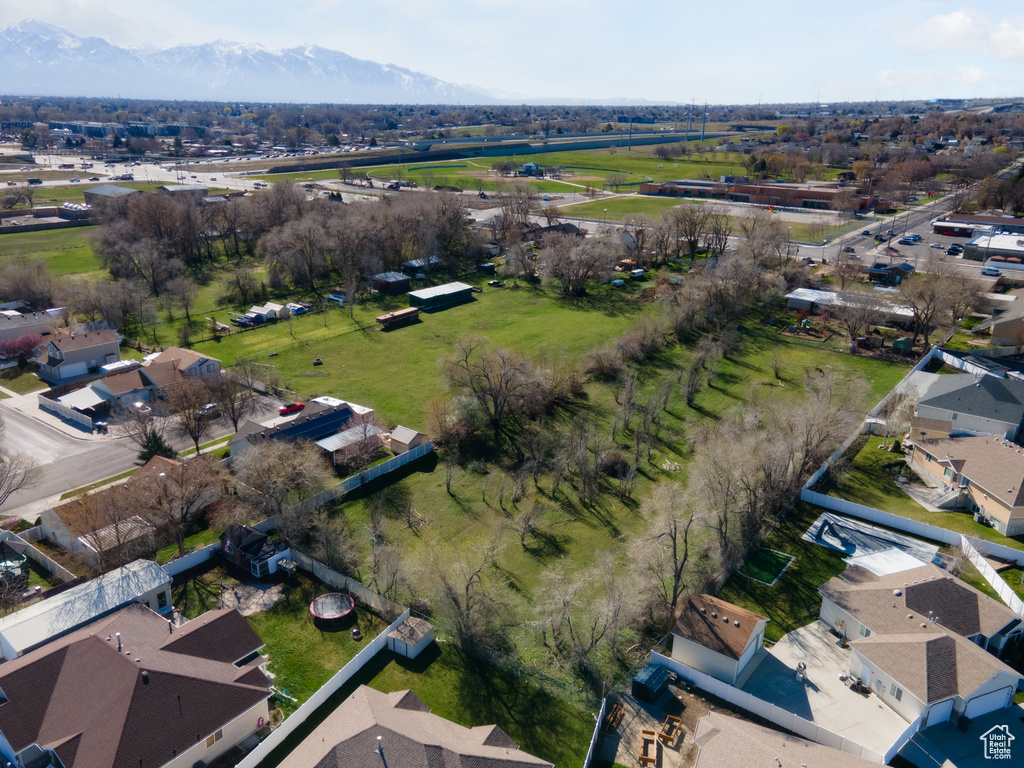 Bird\'s eye view with a mountain view
