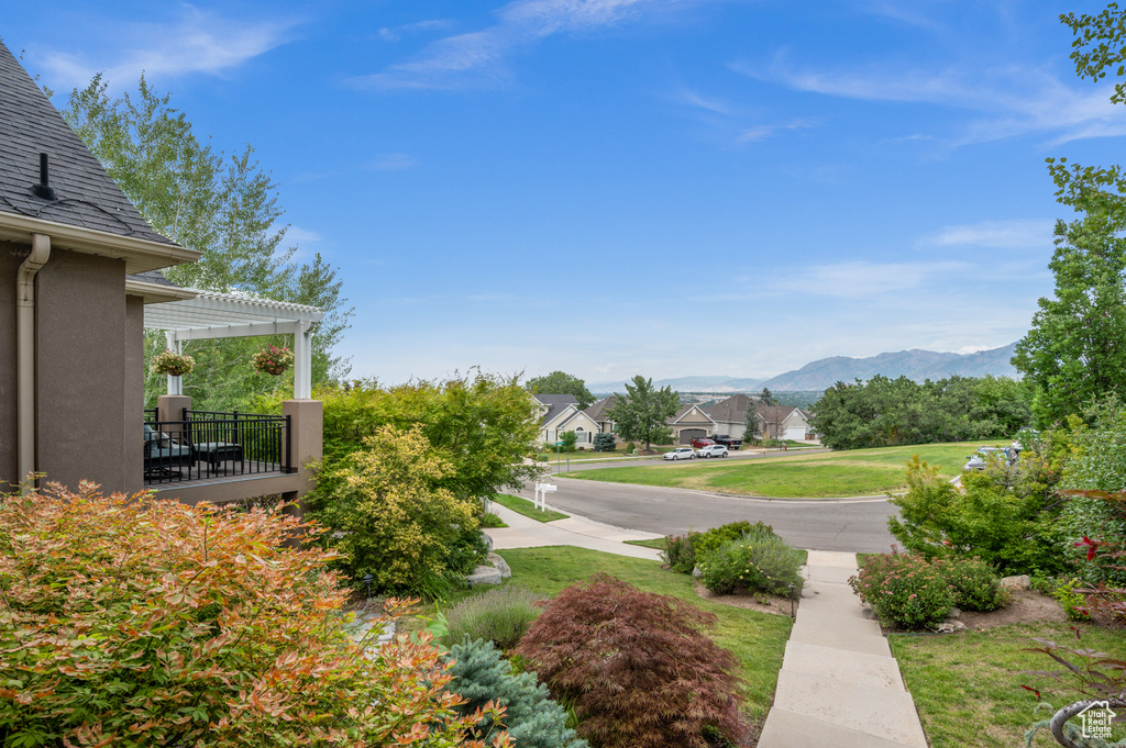 View of yard featuring a pergola and a mountain view