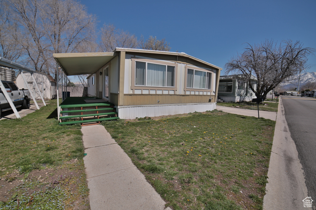 Manufactured / mobile home featuring a front yard