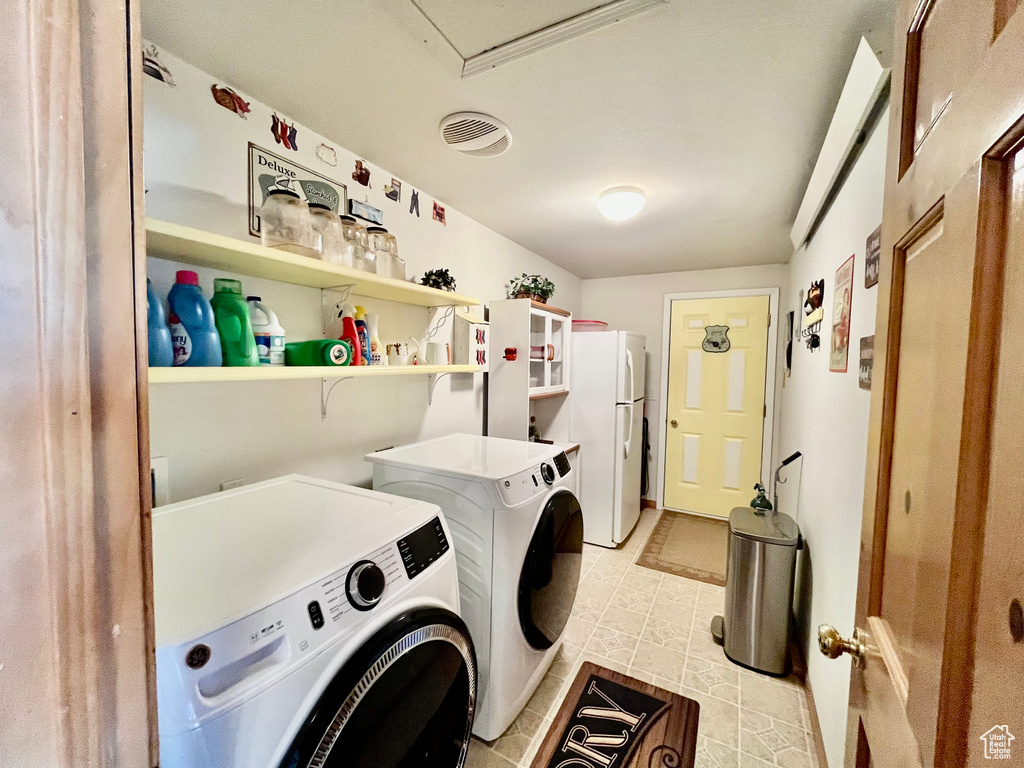 Laundry room featuring light tile flooring and independent washer and dryer