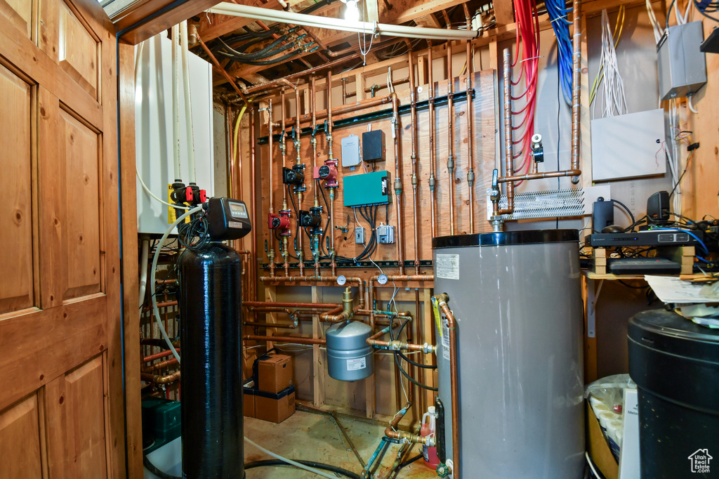 Utility room featuring gas water heater