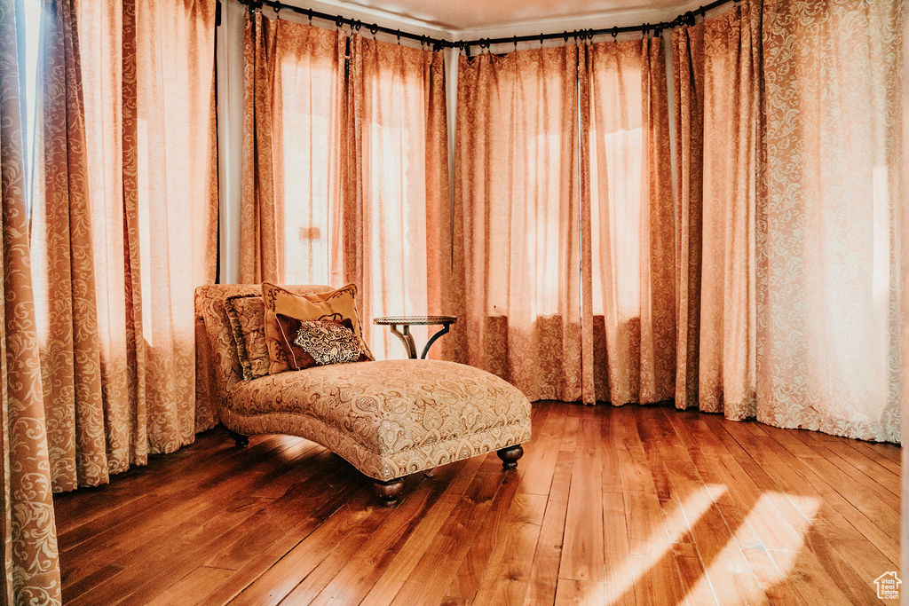 Sitting room with hardwood / wood-style flooring