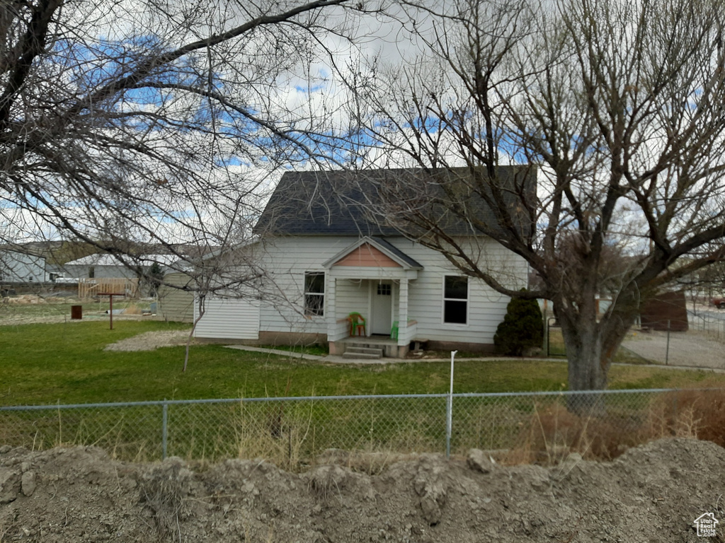 View of front of property featuring a front yard