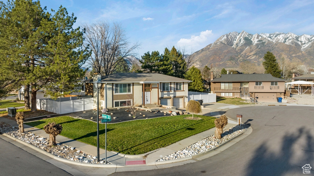 View of front facade featuring a front yard and a mountain view