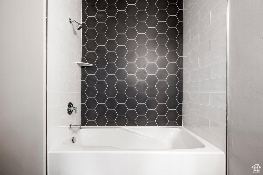 Bathroom with tiled shower / bath