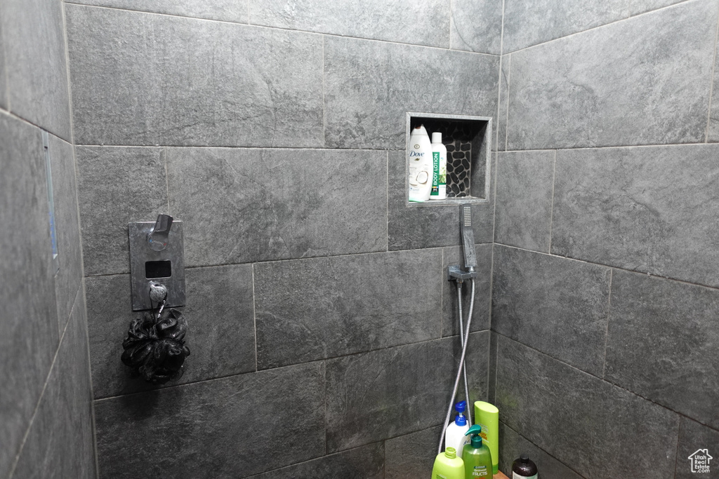 Room details with tiled shower