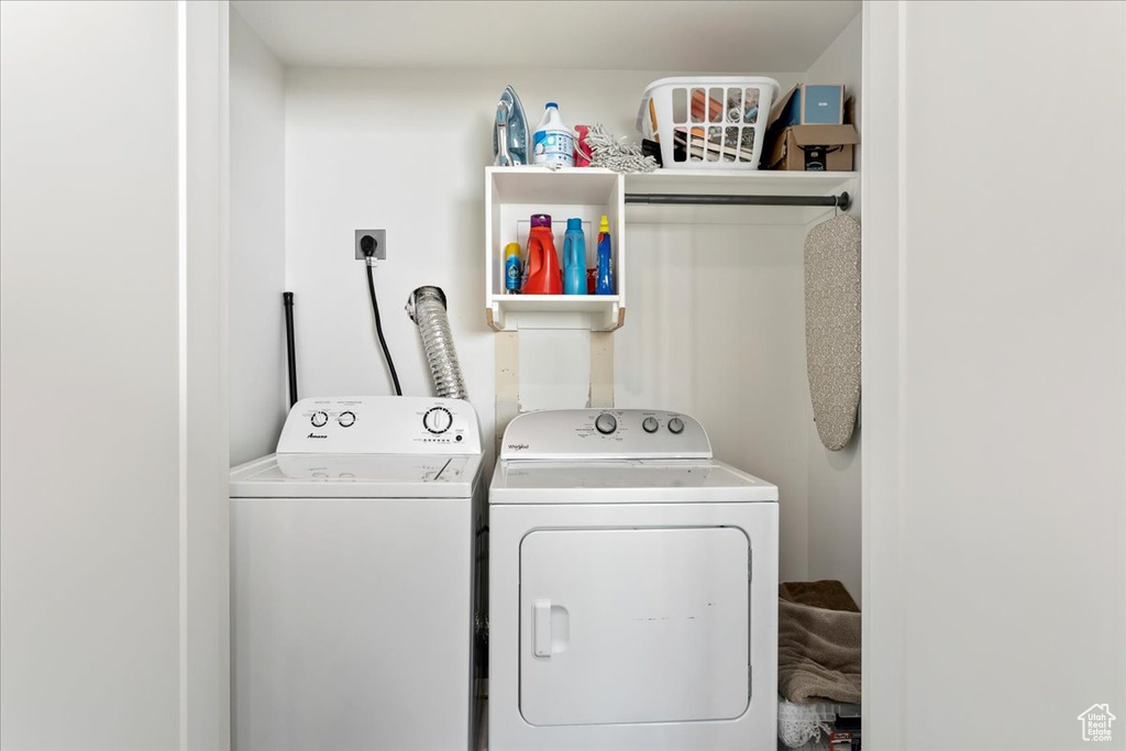 Clothes washing area with electric dryer hookup and independent washer and dryer