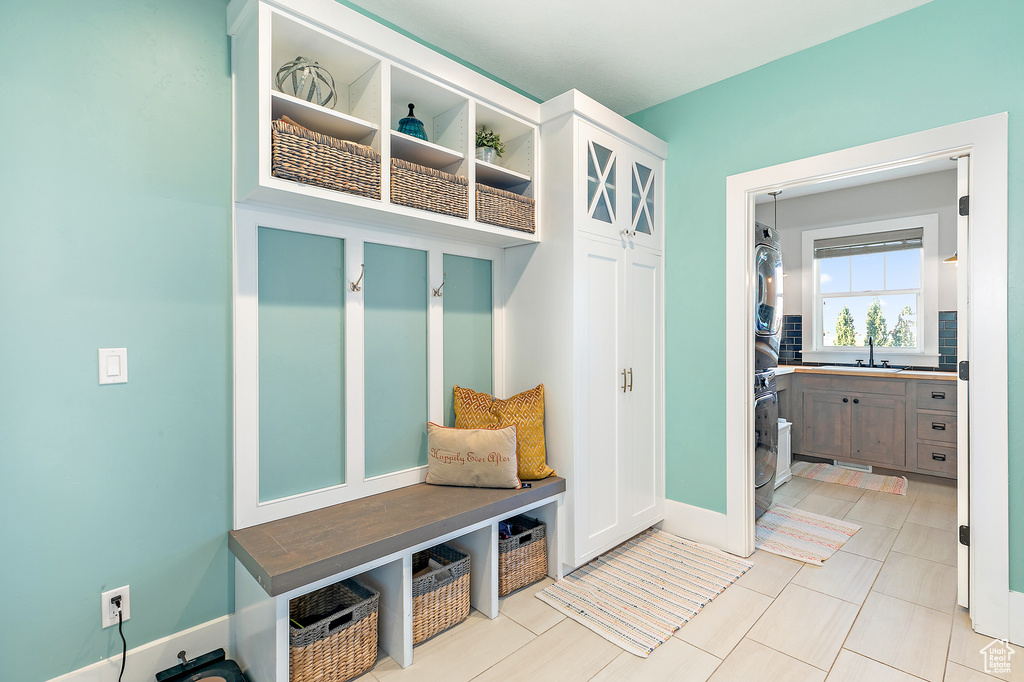 Mudroom with sink, washer / clothes dryer, and light tile flooring