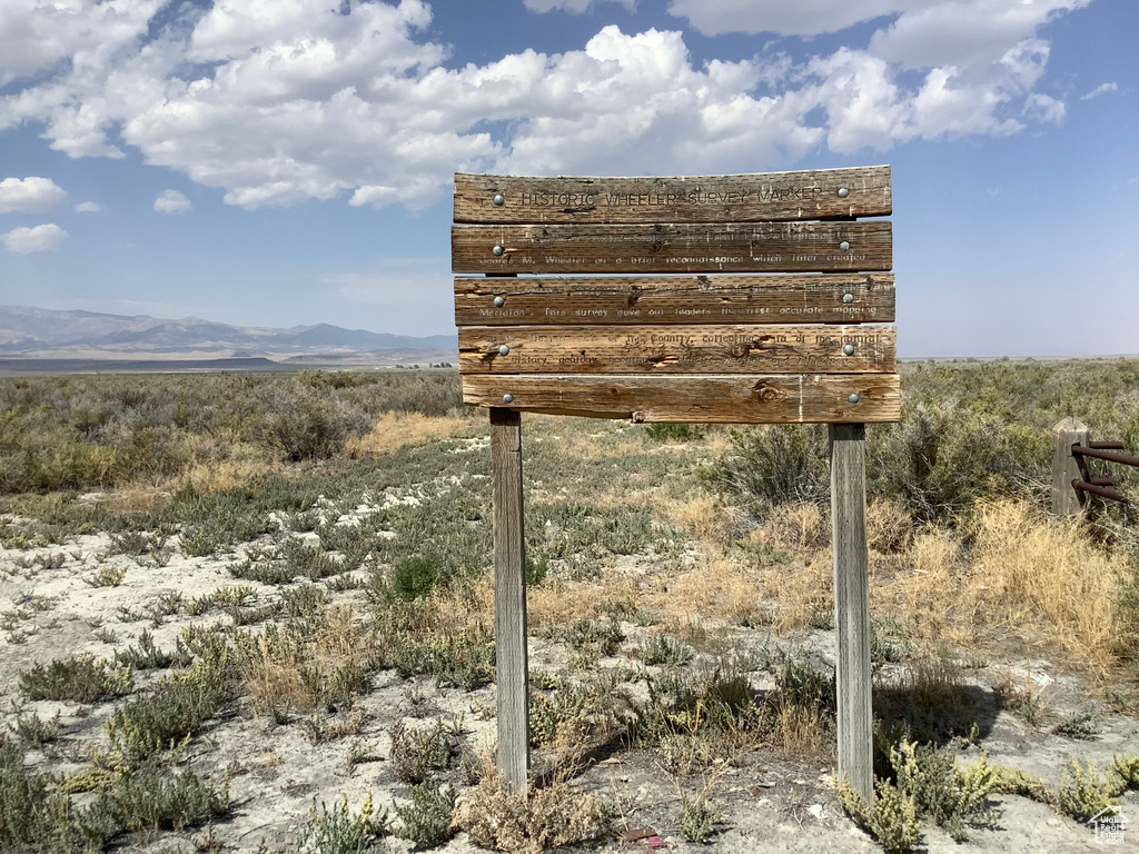 Community sign featuring a mountain view