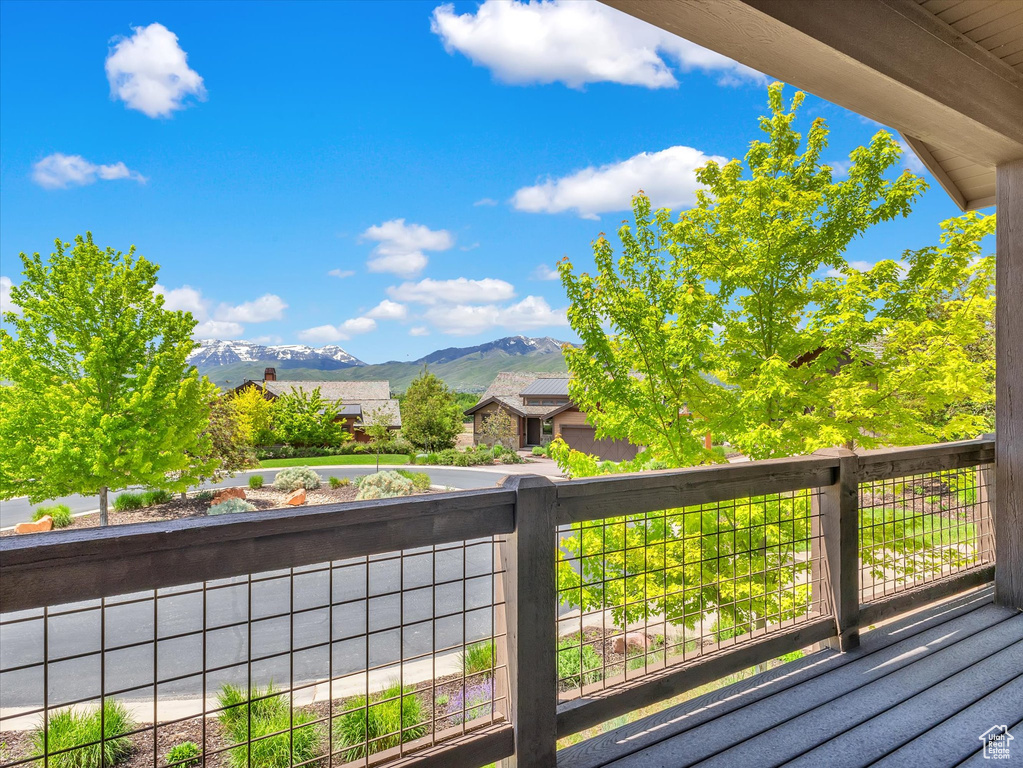 Balcony featuring a mountain view