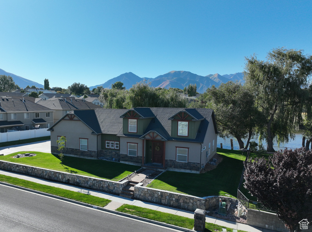 View of front of home featuring a front lawn and a mountain view