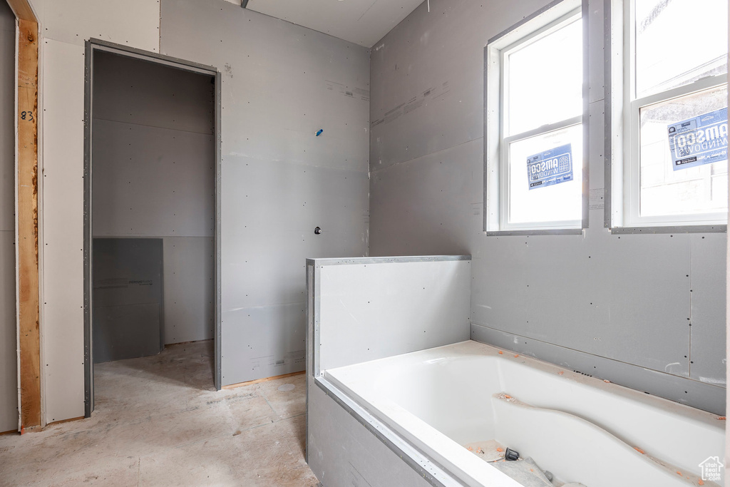 Bathroom with a bathing tub