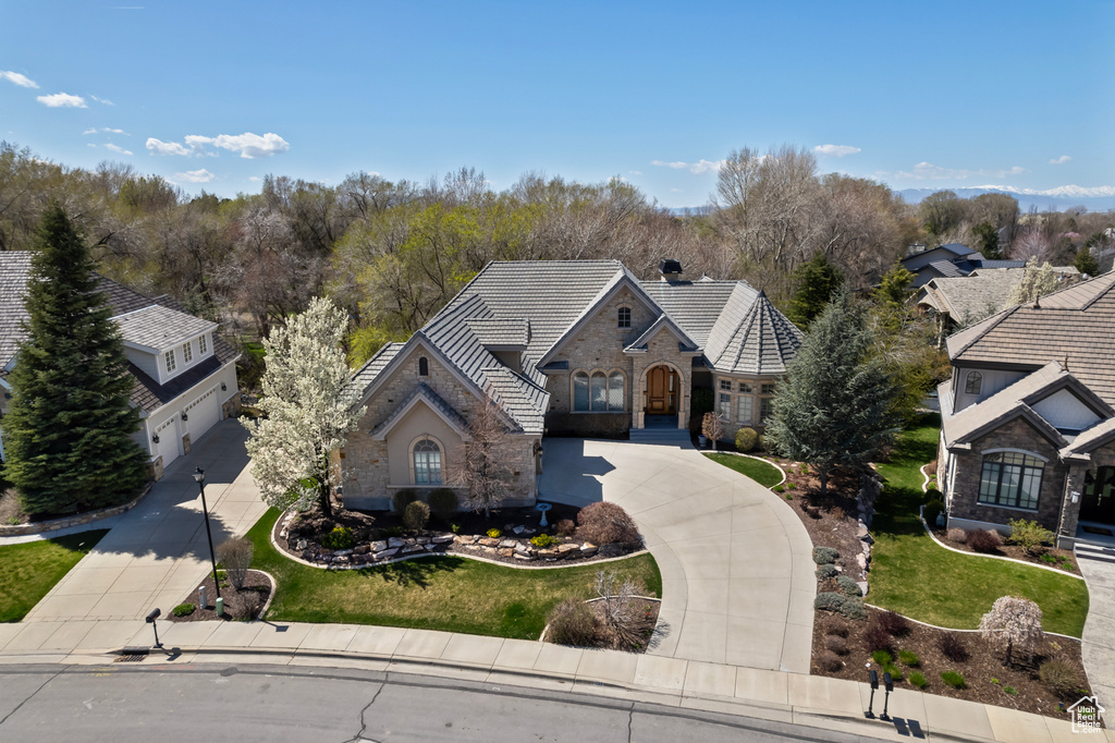 View of front facade featuring a front yard and a garage